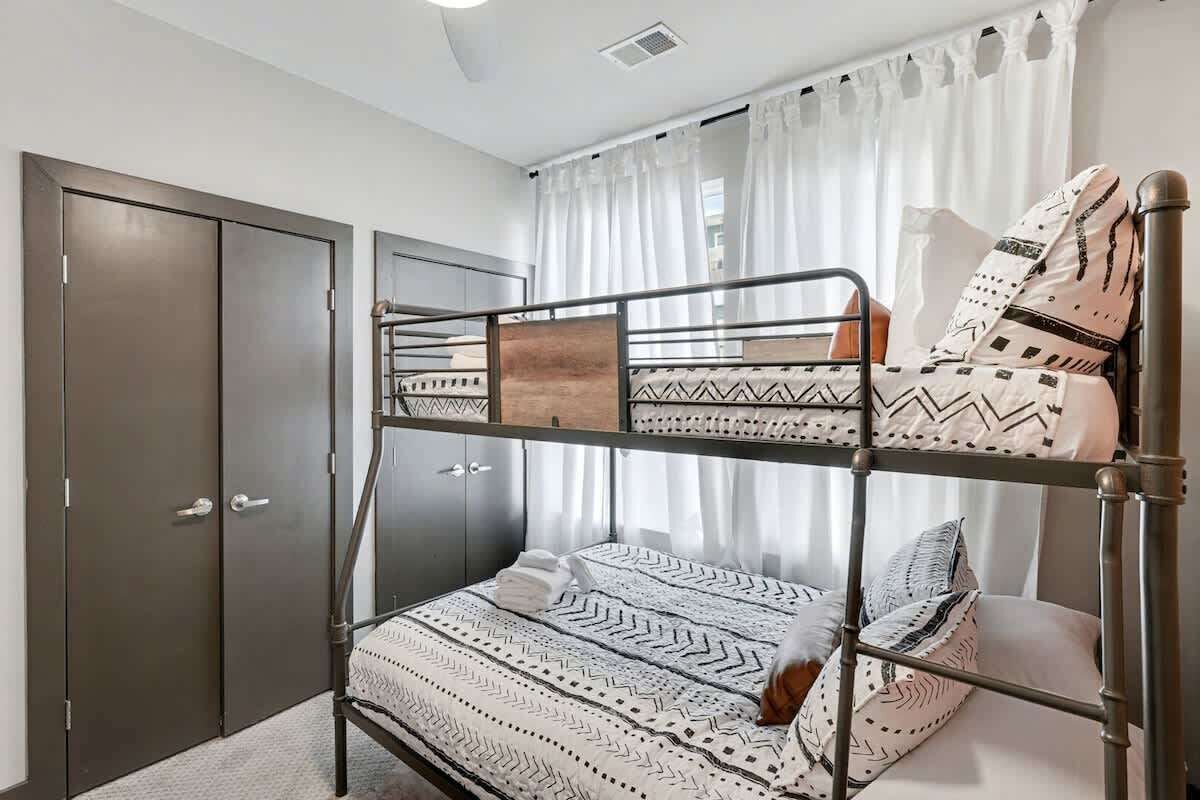 2 chambres, bureau, fer et planche à repasser, lit de bébé portatif