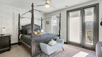 2 slaapkamers, een bureau, een strijkplank/strijkijzer, reisbedje