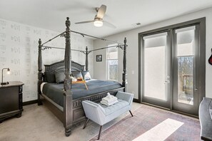 2 slaapkamers, een bureau, een strijkplank/strijkijzer, reisbedje