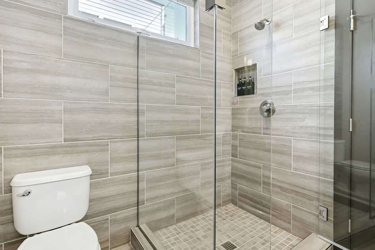 Shower, hair dryer, towels, shampoo