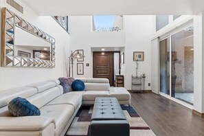 Smart TV, fireplace, offices - Windchime - Multiple Patios - Mins to Old Town (Paradise Valley)