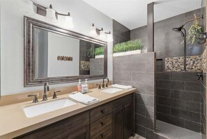 Doccia, asciugacapelli, asciugamani, shampoo
