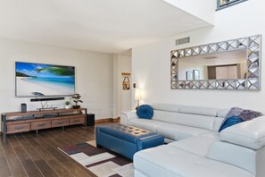 Una Smart TV, una chimenea, libros, una oficina