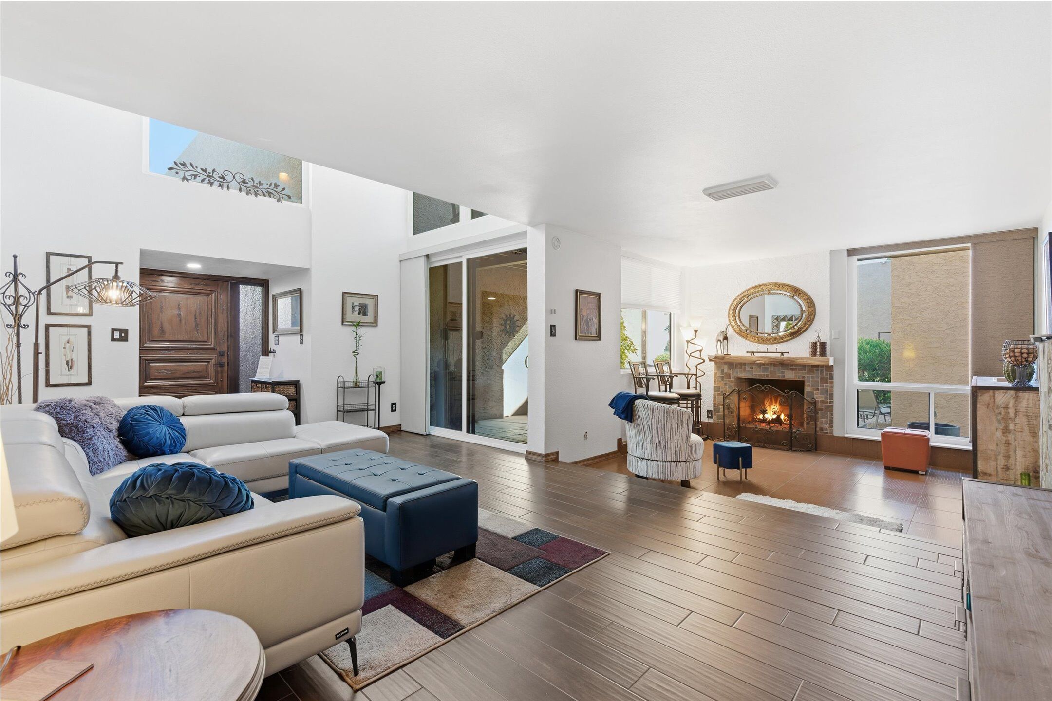 Una Smart TV, una chimenea, libros, una oficina