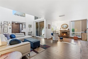 تلفزيون ذكي، مدفأة، كُتُب، مكتب