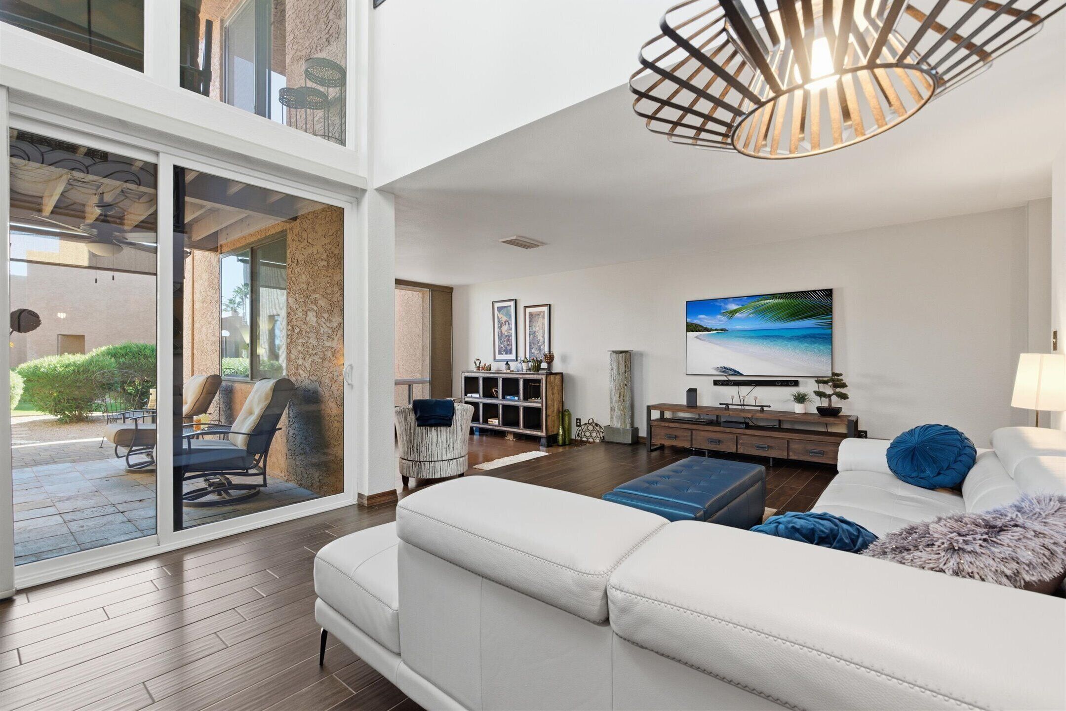 Una Smart TV, una chimenea, libros, una oficina