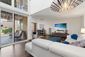 Una Smart TV, una chimenea, libros, una oficina