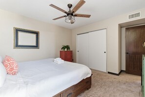 3 dormitorios, escritorio, tabla de planchar con plancha y cuna de viaje