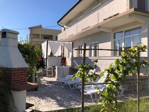 Terrace/patio - Erdgeschosswohnung mit Terrasse für sechs Person by Interhome (Rab/Kampor)