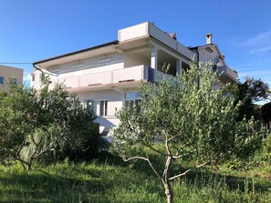 Exterior - Erdgeschosswohnung mit Terrasse für sechs Person by Interhome (Rab/Kampor)