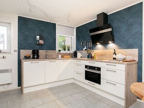 Fridge, microwave, oven, dishwasher - mit Blick auf das Wasser by Interhome (Grou)