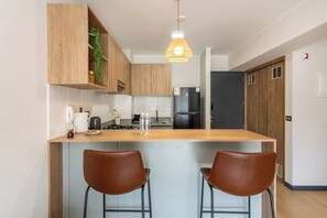 Refrigerador, microondas, cafetera y tetera y utensilios de cocina 