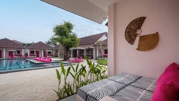 Deluxe Double Room, Pool View | Teres/patio