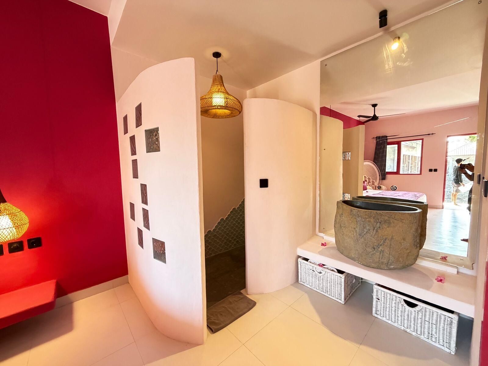 Kamar Double Deluks, pemandangan kolam renang | Kamar mandi | Shower, perlengkapan mandi gratis, pengering rambut, dan handuk