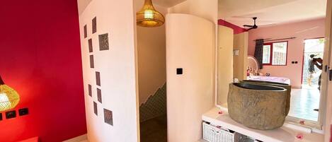 Chambre Double Deluxe | Salle de bain | Douche, articles de toilette gratuits, sèche-cheveux, bidet