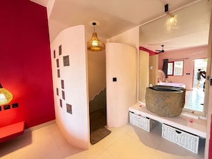 Habitación doble Deluxe, vista a la alberca | Baño | Regadera, amenidades de baño gratuitas, secadora de cabello, toallas