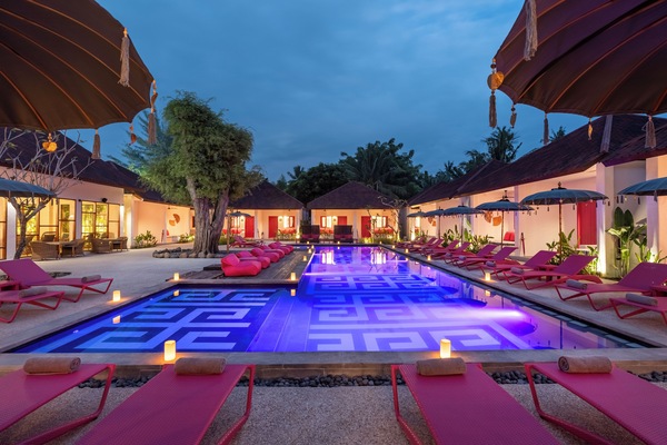 Kolam renang outdoor, dengan cabana gratis dan payung kolam renang