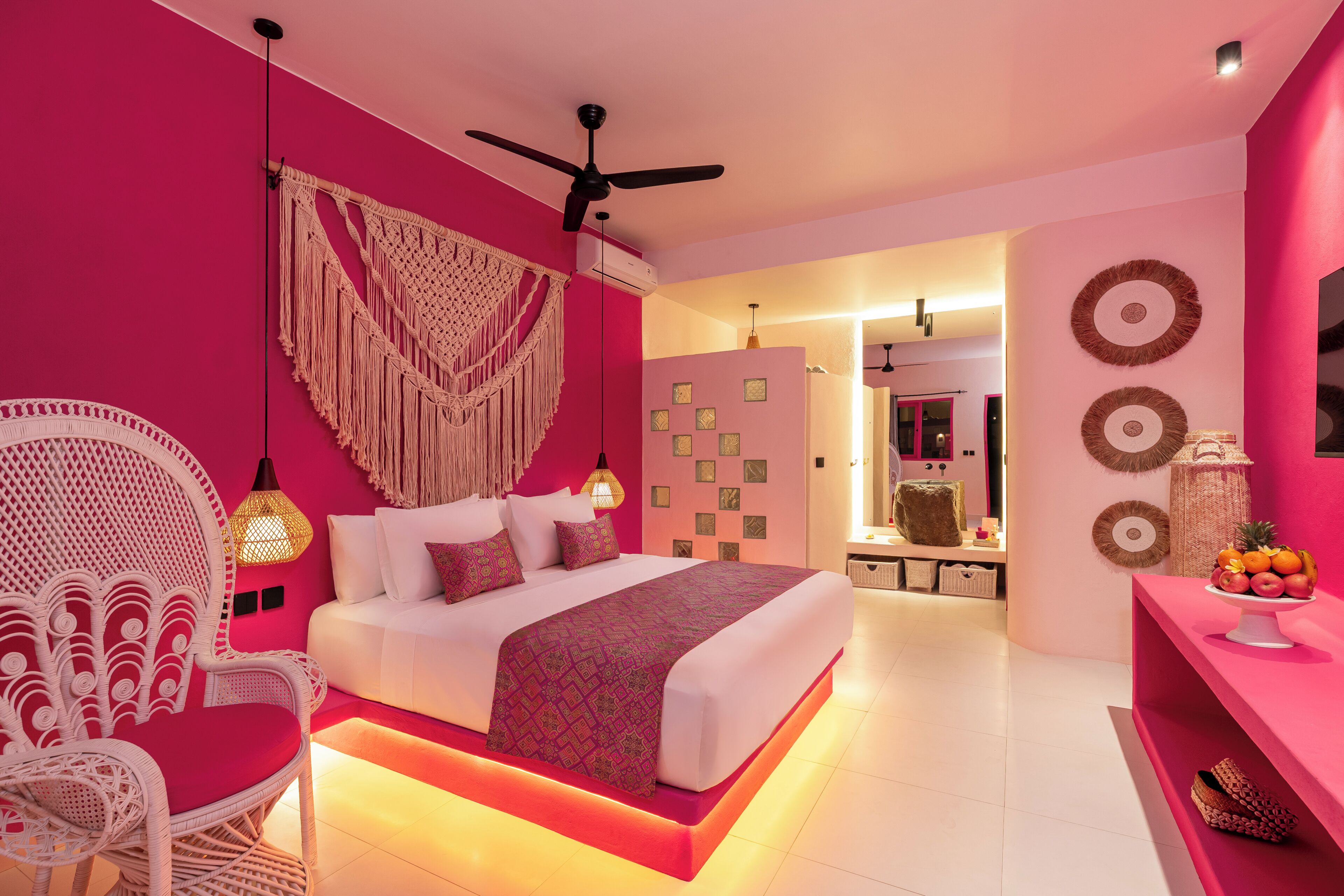 Deluxe Double Room, Pool View | Peralatan tempat tidur premium, busa memori, peti besi dalam bilik 