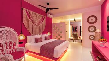 Deluxe Double Room, Pool View | Peralatan tempat tidur premium, busa memori, peti besi dalam bilik
