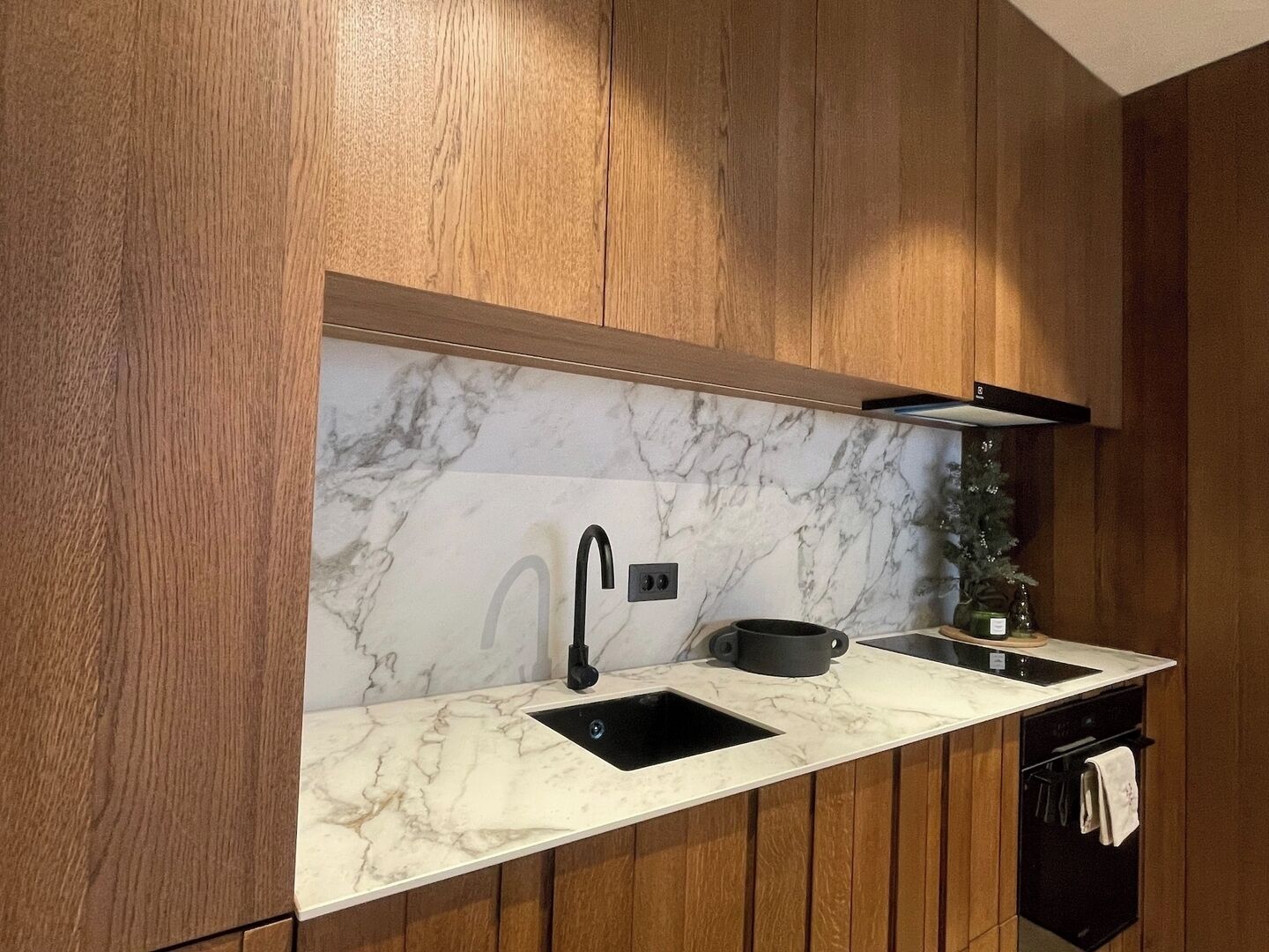 Kühlschrank, Ofen, Herdplatte, Wasserkocher mit Kaffee-/Teezubehör