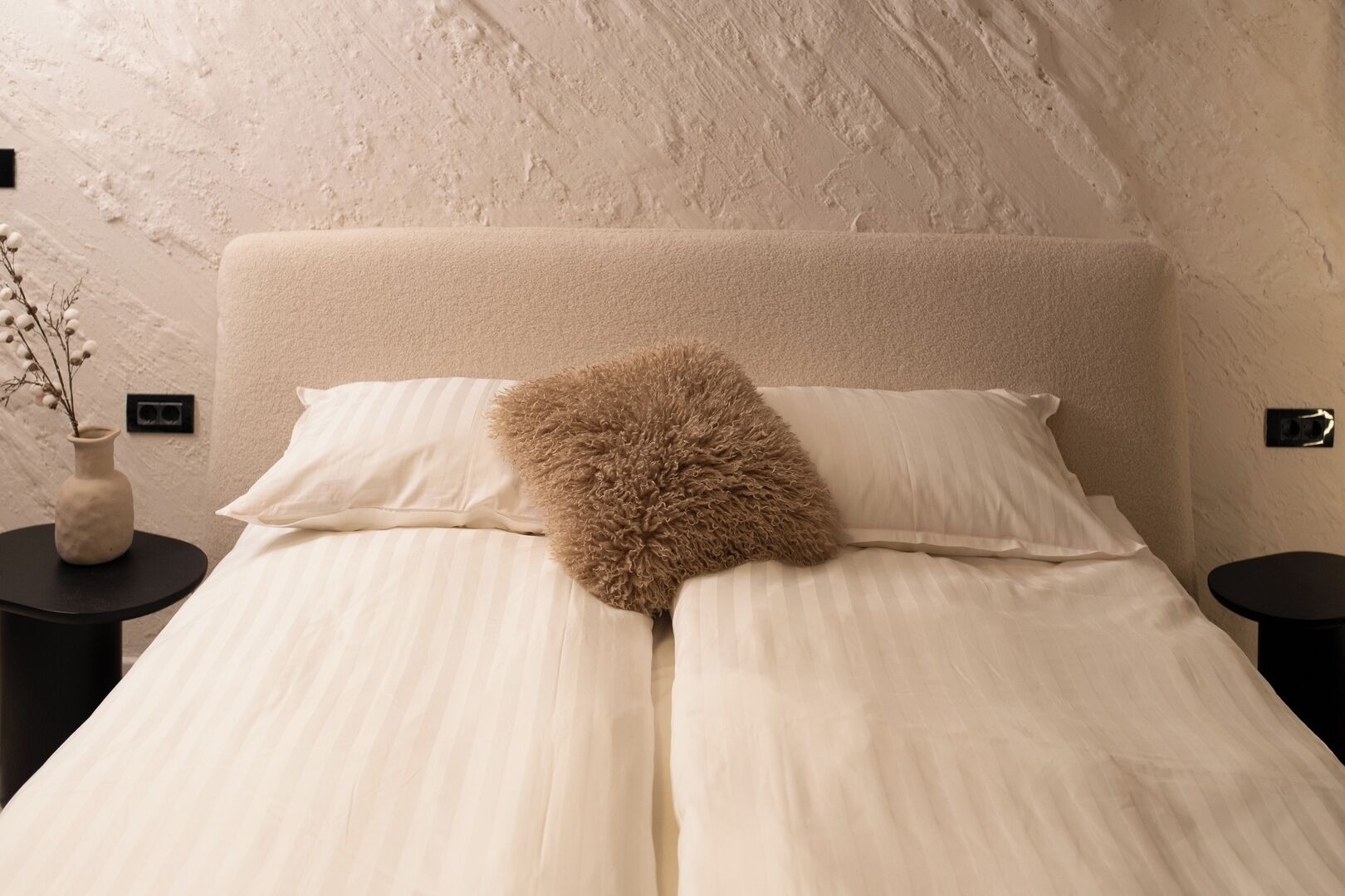 1 dormitorio, tabla de planchar con plancha, wifi y ropa de cama