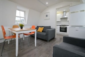 TV - Tottenham Flats by PrimeCityHosts 3F (Greater London)