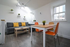 Dining - Tottenham Flats by PrimeCityHosts 3F (Greater London)