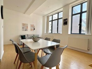 Dining - Shoreditch Apartments by PrimeCityHosts F3 (Greater London)