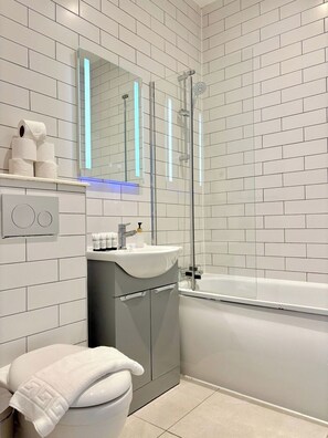 Bathroom - Shoreditch Apartments by PrimeCityHosts F3 (Greater London)