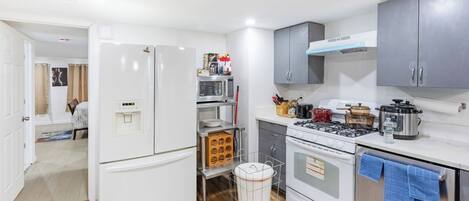 Kjøleskap, mikrobølgeovn, brødrister og kjøkkenutstyr