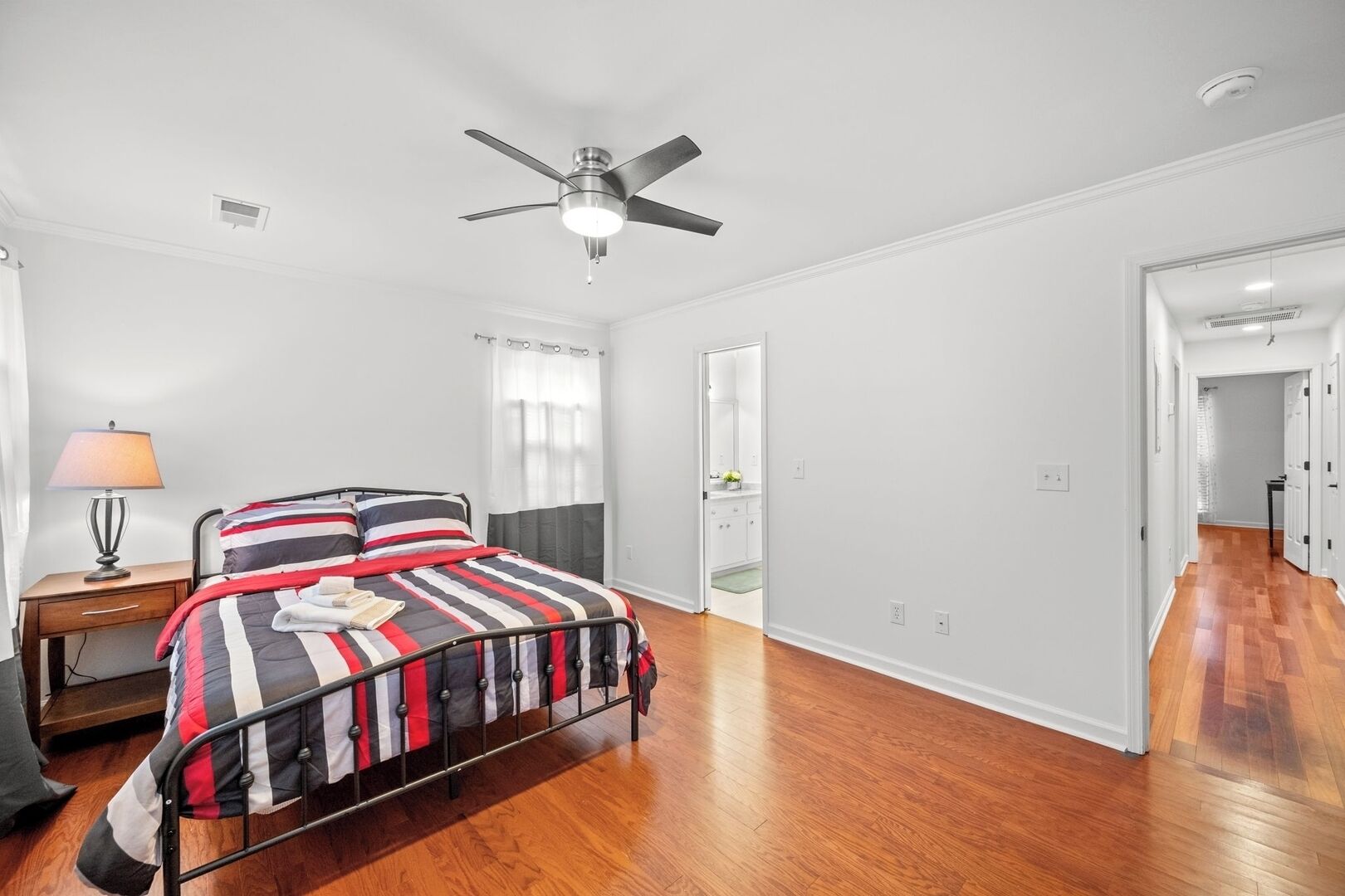 Escritorio, tabla de planchar con plancha, wifi gratis y ropa de cama 