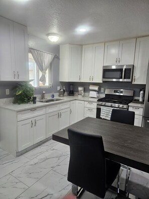 冷蔵庫、電子レンジ、オーブン、コンロ