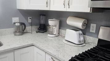 Een koelkast, een microgolfoven, een oven, een kookplaat