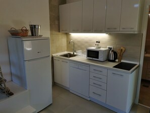 Fridge, microwave, dishwasher, cookware/dishes/utensils - Schönes Apartment mit Whirlpool, Grill und Garten by Interhome (Utjeha)
