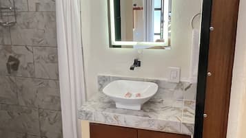 Chambre Confort, patio | Salle de bain