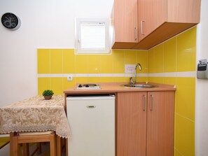 Fridge, cookware/dishes/utensils - Studio-Apartment mit Balkon by Interhome (Tivat)
