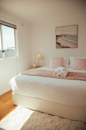 Tabla de planchar con plancha, wifi y ropa de cama 