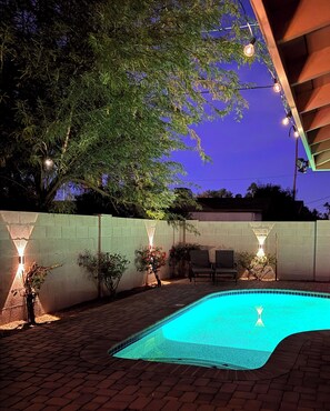Outdoor pool, a heated pool - NEW Luxury Retreat l Lounge l Heated Pool l Modern 3BR 2BA Home (Tempe)