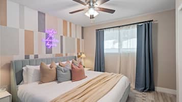 3 habitaciones, escritorio y tabla de planchar con plancha