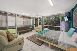 Iron/ironing board, WiFi, bed sheets - Periwinkle Blue - Pet Friendly, Golden Beach (Sunshine Coast)