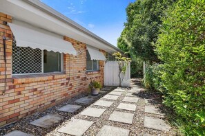 Property grounds - Periwinkle Blue - Pet Friendly, Golden Beach (Sunshine Coast)