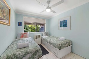 3 bedrooms, desk, iron/ironing board, WiFi - Periwinkle Blue - Pet Friendly, Golden Beach (Sunshine Coast)