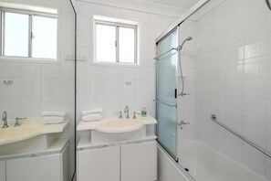 Hair dryer, towels, soap, shampoo - Periwinkle Blue - Pet Friendly, Golden Beach (Sunshine Coast)