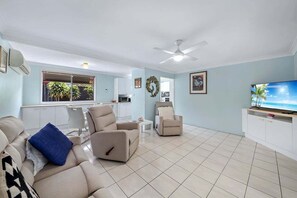 TV - Periwinkle Blue - Pet Friendly, Golden Beach (Sunshine Coast)