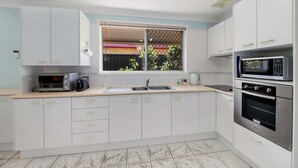Private kitchen - Periwinkle Blue - Pet Friendly, Golden Beach (Sunshine Coast)
