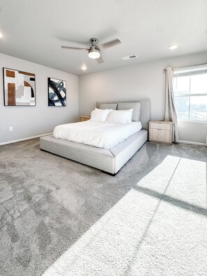 3 habitaciones, tabla de planchar con plancha, wifi y ropa de cama