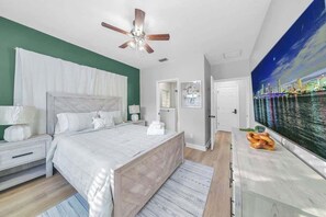 4 bedrooms, iron/ironing board, travel cot, WiFi - Pool + Pickleball | Game Room Retreat • SMV (Bradenton)