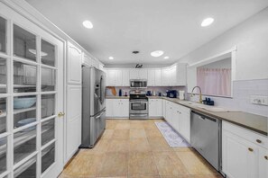 Fridge, microwave, oven, stovetop - SMV | Pool & Pickleball | Play All Day! (Bradenton)