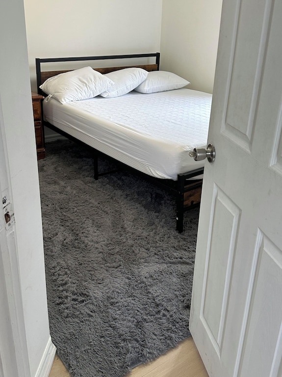 Super Comfy King Size Bed In Private Premium Room (Room 3) - Toronto