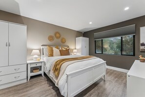 1 bedroom, iron/ironing board, WiFi, bed sheets - Newly Renovated Studio with AC in the Redwoods of Oakland (Oakland)
